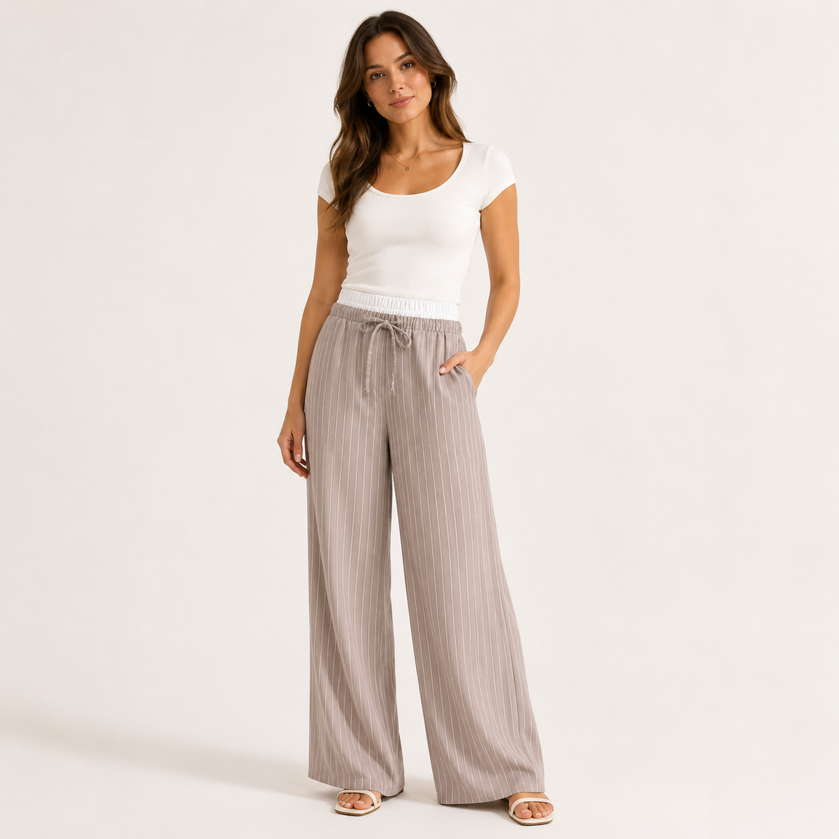 Modelo usando Lounge Pants beige