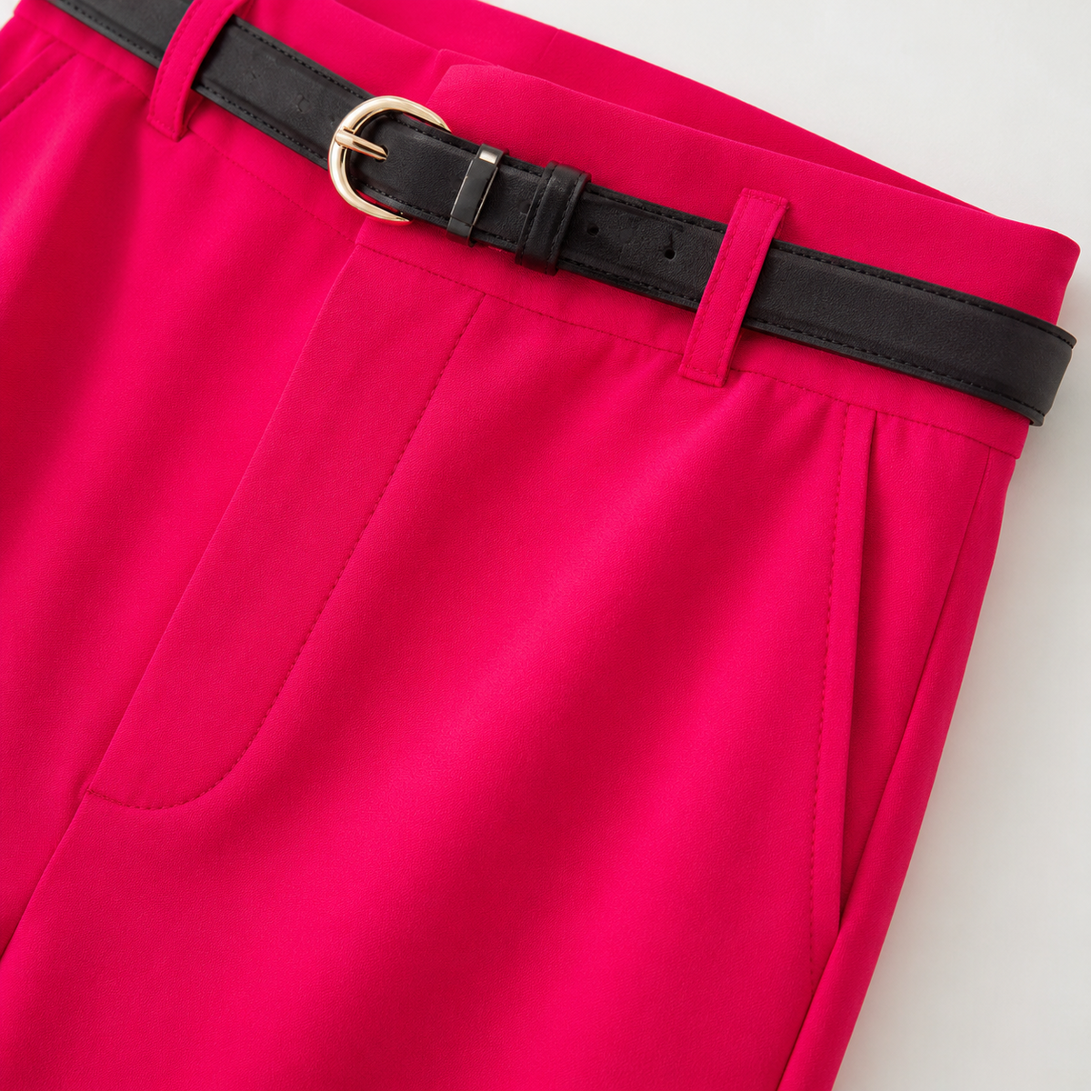 Detalle de cinturón del pantalón color rojo