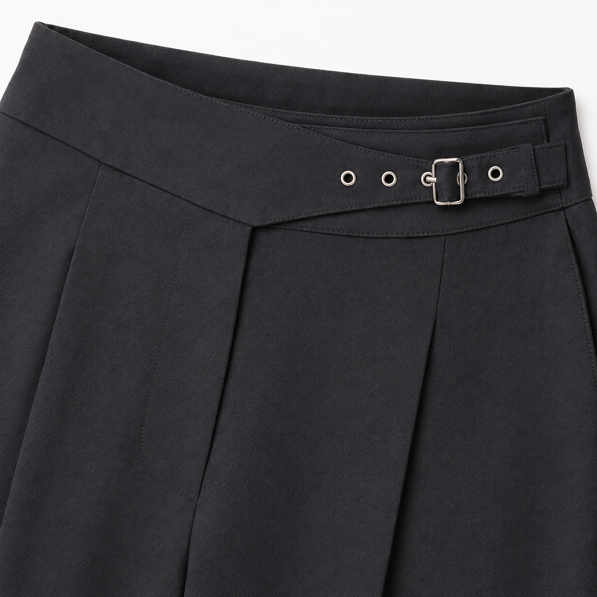 Detalle de hebilla y cintura del pantalón negro