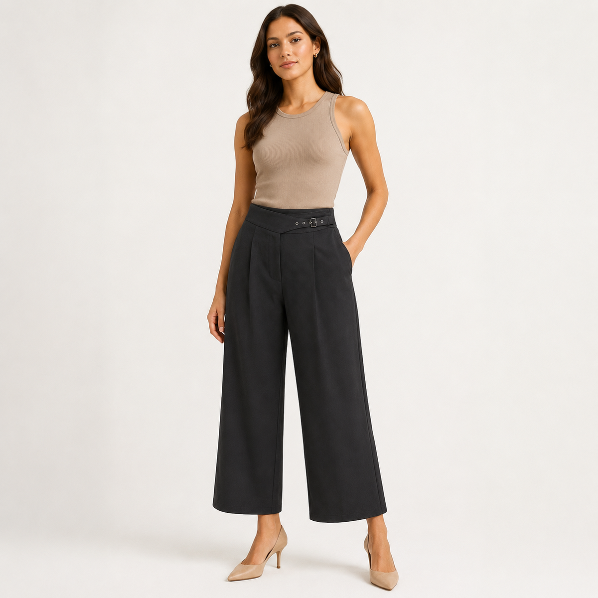 Modelo usando pantalón negro con hebilla