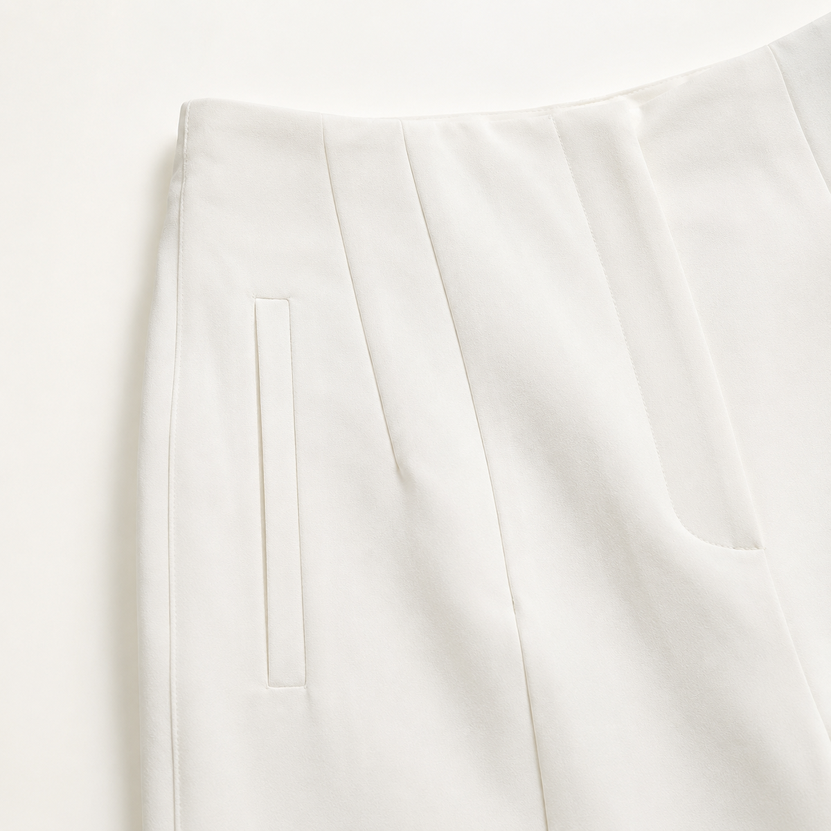 Detalle de confección del pantalón de pinzas blanco