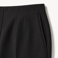 Detalle de confección del pantalón de pinzas negro