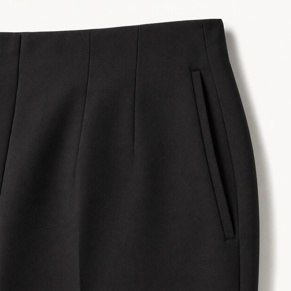 Detalle de confección del pantalón de pinzas negro
