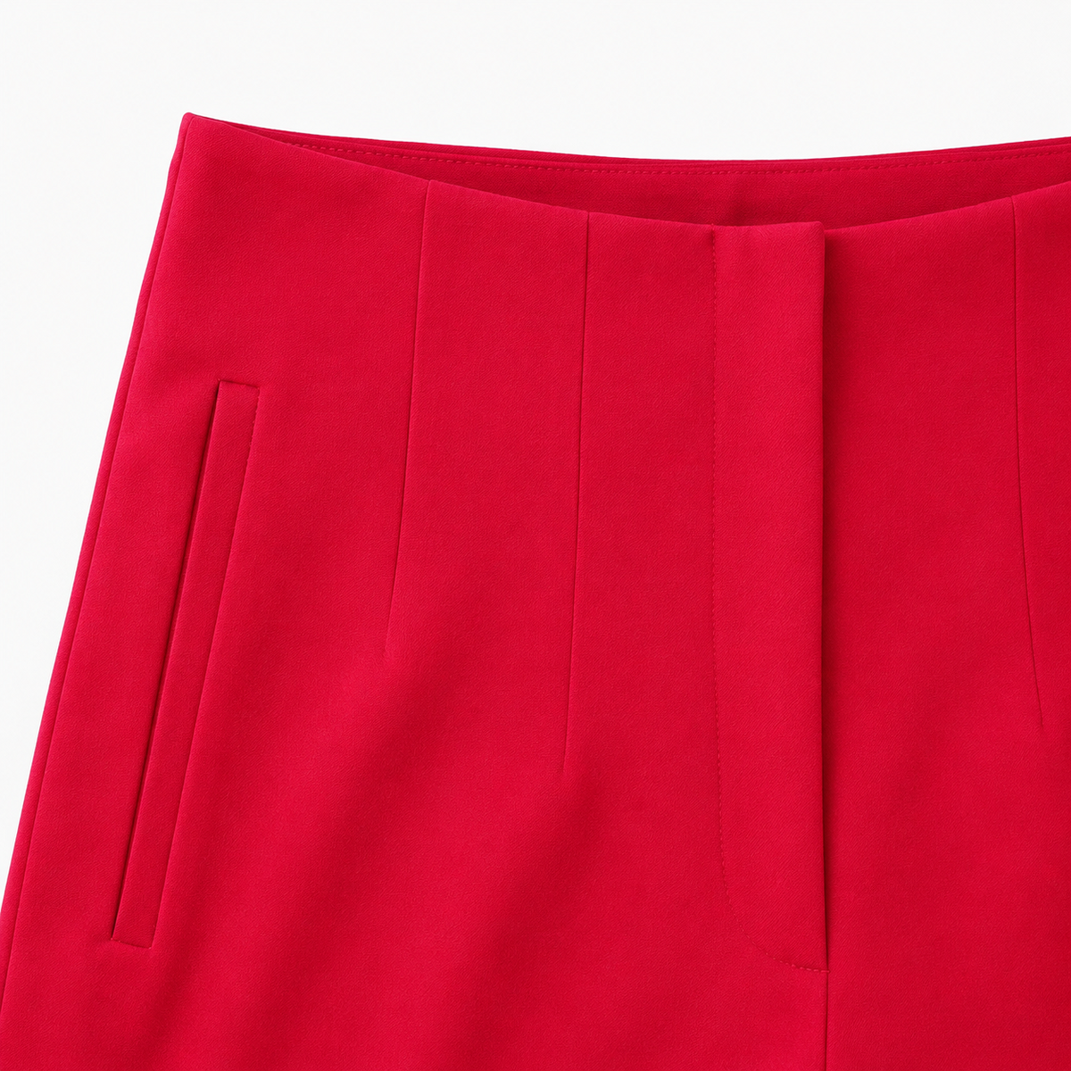Detalle de confección del pantalón de pinzas rojo